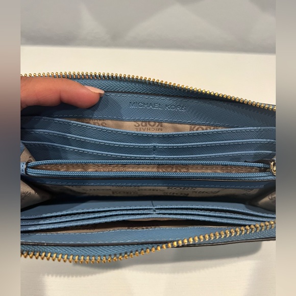 ❗️Sold❗️Michael Kors Wallet - Picture 7 of 11